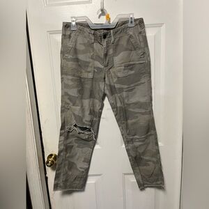 Abercrombie & Fitch Gray Camouflage Cargo Pants size 28/6